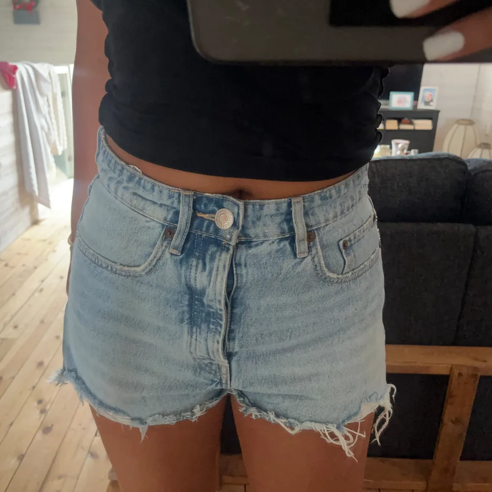 Jätte fina ljus blåa shorts som är mellan mid till high waiste💙 dom är knappt använda!. Shorts.