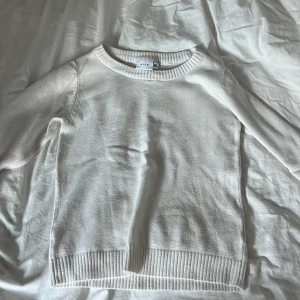 Vila tröja  - Säljer också en vit vila tröja som är lite mer använd men skulle säga att den är i gott skick🤍