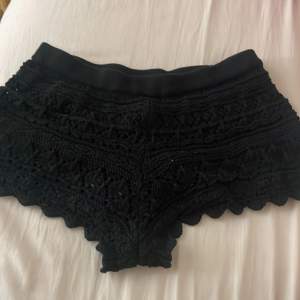 Svarta nästan virkade shorts, de är ganska korta och i storlek xs🥰🥰💞💞