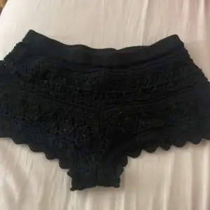 Svarta nästan virkade shorts, de är ganska korta och i storlek xs🥰🥰💞💞