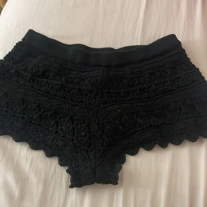 Svarta shorts  - Svarta nästan virkade shorts, de är ganska korta och i storlek xs🥰🥰💞💞