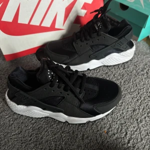 Nike huarache 36 - Storlek 36 Använda max 5 gånger sä dom är i väldigt bra skick! 