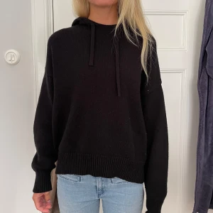 Stickad hoodie - Svart stickad hoodie från Zara i storlek M. Inga defekter.