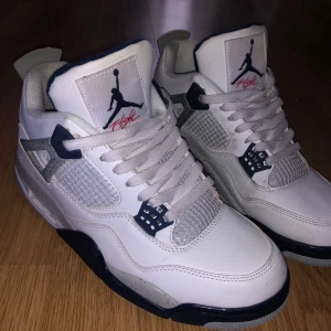 Jordan 4 Midnight navy - Säljer ett par Jordan 4 Midnight navy med låda. Nastan helt oanvända, använda cirka 2-3. Säljer dem pga fel storlek. Dem är rena och i bra skick det enda är att lådan är ganska trasig utöver de är det är det inga konstigheter. Har ni frågor skriv.
