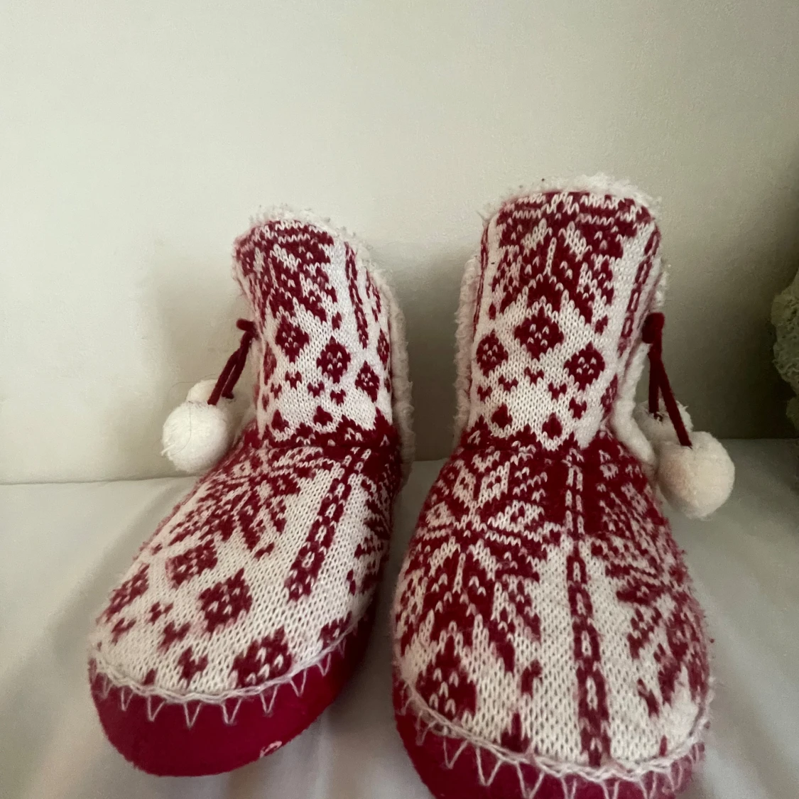 Mysiga röda och vita stickade tofflor - 91