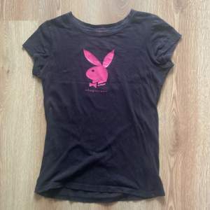 Playboy t-shirt med rosa tryck💞 inga defekter förutom att text trycket är lite slitet säljer då den inte kommer till användning 