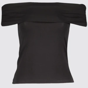  Off shoulder topp - Säljer min snygga of shoulder topp från new yorker då den aldrig har använts❤️ kom priv för mer info