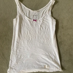 Odd Molly linne - Så gulligt linne från odd Molly. Säljer då det inte längre används. Bra skick förutom ett pyttelitet hål vid lappen (se andra bilden). Står storlek XS men skulle säga att den är närmare S💗