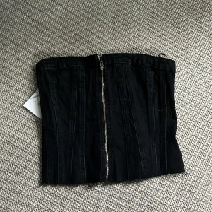 Jeans korsett - Säljer en helt ny jeans korsett den är oanvänd men tyvärr passar den inte mig. Ordinarie pris är 350 
