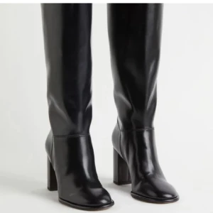 Svarta höga stövlar med klack - Säljer ett par snygga svarta stövlar i skinn. De är höga och har en bred klack som ger bra stöd. Perfekta för höst och vinter, och kan stylas både till vardags och fest. Stövlarna är i nyskick och har en elegant och tidlös design. Säljer dessa för 350 men pris kan diskuteras. 