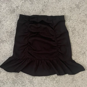 Svart kjol från Gina Tricot  - Bra skick  Storlek M