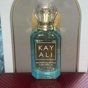 KAYALI Maldives in a bottle  - KAYALI parfym som doftar sommar! Doftar jättegott men har sååå många parfymer samt så va inte denna riktigt jag tyvärr. Helt ny men hade läckt lite granna i sin förpackning kolla sista bilden för bevis ✨☺️