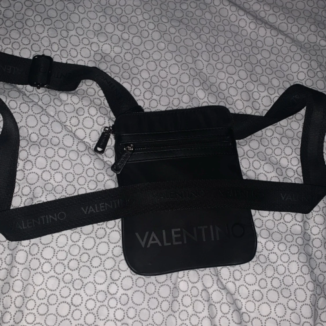 En ”VALENTINO” axelväska 