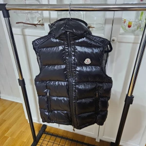 Monclear - Väst - Stolek M  - Hej👋 Idag har jag bestämt mig att sälja min moncler väst för att den helt enkelt inte passar mig.  Alla prislapp är kvar på den och har bara använts 2 gånger😀