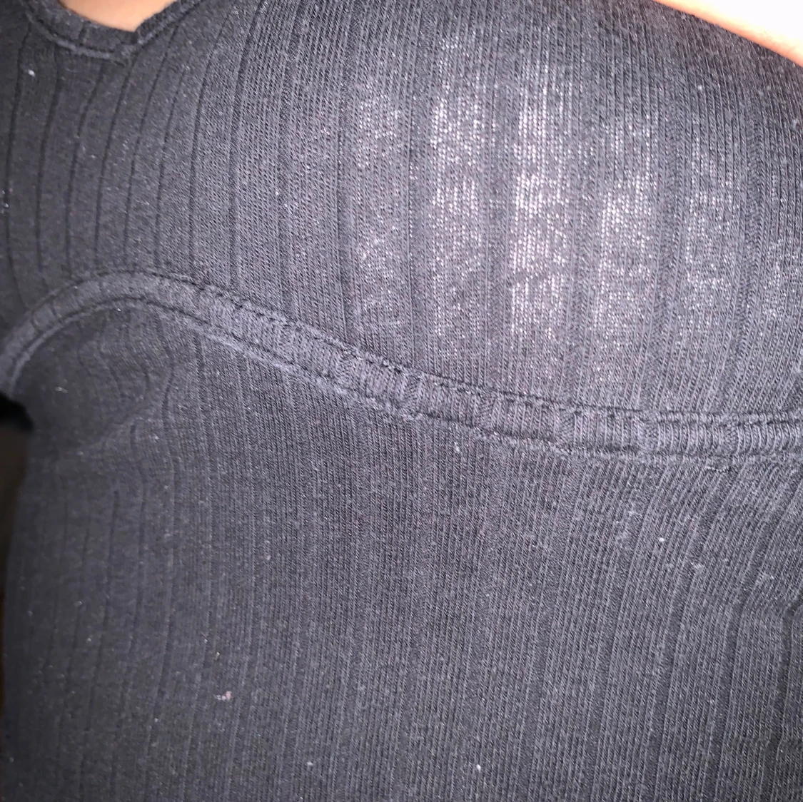 Svart ribbad croppad topp - 91