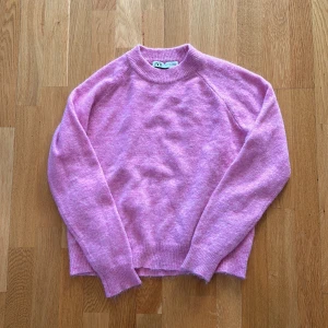 Rosa stickad tröja  - Bra skick, knappt använd 