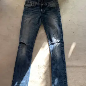 tja! säljer nu ett par riktigt snygga nudie jeans med skit snygga slitningar på knäna. de är strl W27 och är i riktigt fint skick förutom ett litet hål vid bakfickan. säljes för 200kr