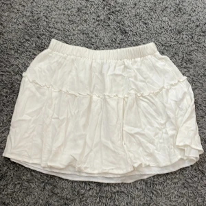 Kjol - Kjol från shein, aldrig använd då den är för liten på mig. Finns två små blå fläckar, men hqr inte testat få bort dom.