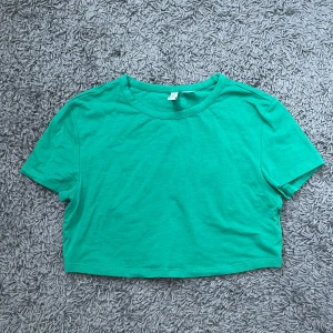 Tshirt  - Croppad tshirt, aldirg använd