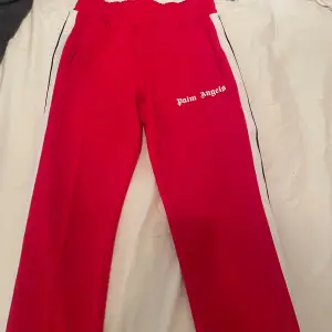 Tjena! Tänkte sälja mina röda palm angels track pants som jag haft ca 1 år men enbart använda ca 10 gånger, jag är en och 180 och byxorna sitter rätt ganska perfekt sku jag säga. Pris är inte hugget i sten och kan självklart fraktas!