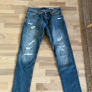 Antony morato - Helt ny Anthony morato jeans, super snygga, de har även lite slitningar på benen vilket jag tycker är väldigt snyggt, det är herr  Nypris: 1200