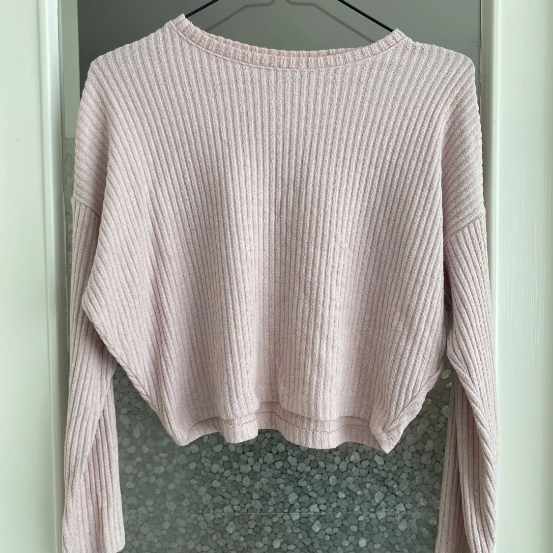 Ljusrosa ribbad croppad tröja - 90