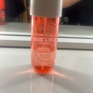 Sol de Janeiro cheriosa 40 - Ledsnat på denna doft så tänkte någon annan kanske skulle ha nytta av den 🙂🌸 ca 1/3 kvar kanske 