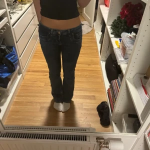 Mörkblå jeans - Säljer ett par mörkblå jeans i bra skick. De är lågmidjade och har en tight passform. Perfekta för vardagsbruk och kan matchas med både t-shirts och linnen. Passar bra till både höst och vår.