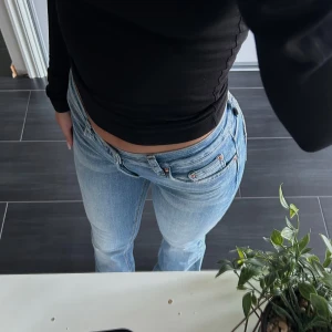 Bootcut jeans  -  Säljer ett par ljusblå Mid waist Bootcut jeans i storlek 34 från Gina Tricot. Har används några gånger men fortfarande i bra skick!💗