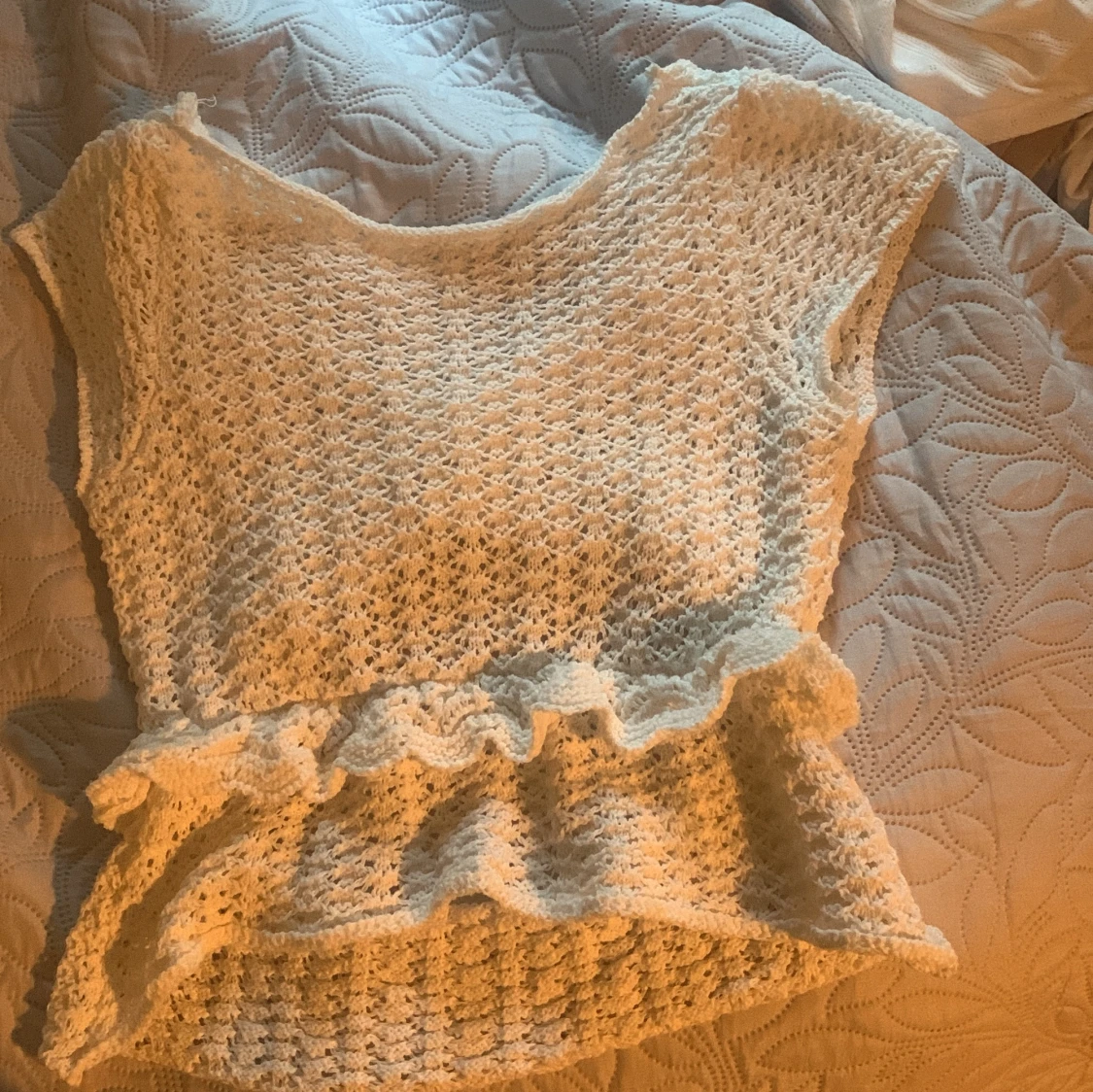 Vit stickad topp med volangdetaljer - 91