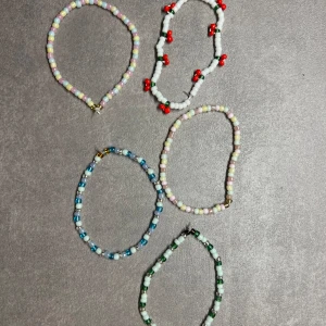 Armband💘🥰 - Säljer egengjorda armband🥰1 för 50 kr. Jag har fler pärlor i fler färger så det är bara att skriva så gör jag ett armband i de färgerna du vill ha  💐 