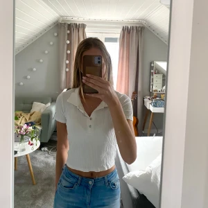 Vit ribbad croppad topp från Zara - Säljer en fin vit ribbad topp från Zara. I bra skick och väldigt bekväm att ha på sig. hör av sig för fler bilder!💕