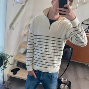 Tvä fet Massimo dutti quarter zip köpt i Italien för 1 år sedan  Storlek M  Säljer då den inte längre kommer till användning Skick som nytt Kan gå ner i pris vid snabb affär