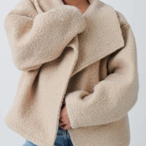 Gina Teddy jacka  - Säljer min Teddy jacka från Gina då jag tröttnat på den. Inga defekter eller liknande ser ut som ny!🥰