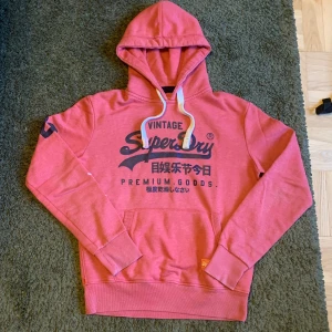 Jack and Jones Hoddie - En Jack and Jones hoddie vintage stil. Ser mer rosa ut i bilden än vad den är i verkligheten.