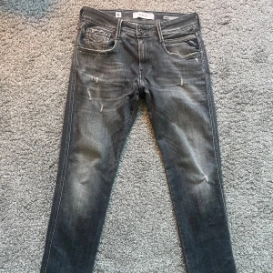 Replay anbass jeans  - Sjuka slitningar, strlk 29W  30L”model replay 05  slimfit ” Färgen är svart/grå
