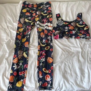 Träningsbyxor  - Stronger byxor och en matchade topp till,,båda plaggen är i storleken s Bra stick inte slitna eller inga håll nån stans  Kommer ifrån Strongers hemsida 