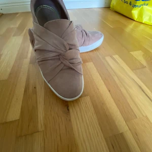 Rosa skor - Köparen står för frakt!! Hej jag säljer ett par supergulliga rosa skor från xit i storlek 38 i bra skick men man ser att de är lite använda om man kollar på sulan men väldigt fina😊