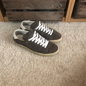 Saint Laurent skor - Säljer mina riktigt schyssta Saint Laurent skor! Cond 9/10 inga som helst defekter. Skriv vid frågor eller funderingar!