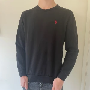 Polo Ralph Lauren sweatshirt stl M - Sweatshirt, svart, stl M. Gott skick. Något liten i storleken, killen på bilden är 178 cm. 