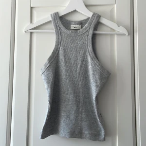 Ljusgrå top, Gina Tricot XS - Grått ribbat linne från Gina Tricot i storlek XS, nästan oanvänt 