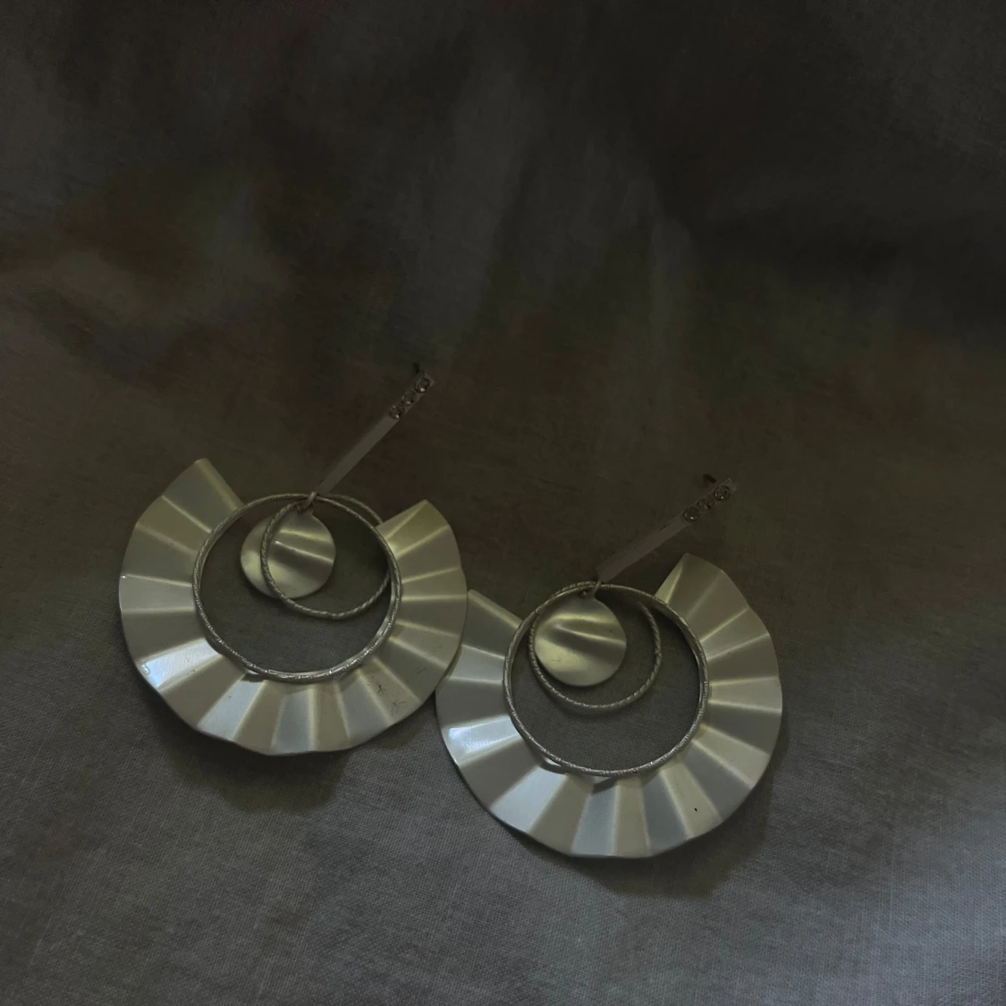 Supersöta silvriga örhängen - 91