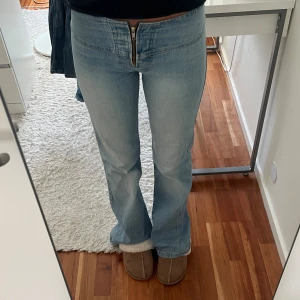 Intressekoll Lågmidjade unika jeans - Intressekoll på dessa unika utsvängda Lågmidjade jeans. Så bra skick💕 midjemått 36cm och innerbensläng 85cm