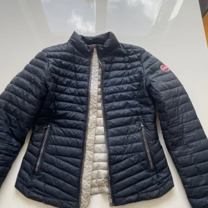 Blå Colmar jacka - Supersnygg Colmar jacka som säljs då jag har köpt en ny och denna inte används. 😋Den har ett litet hål på armen (bild två) och den vita insidan är lite missfärgad (bild 5) och därav priset. Kanske försvinner av tvätt!! ⚠️ Pris kan diskuteras ⚠️