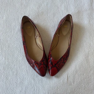 Röda ballerinaskor med ormmönster från H&M - Coola sandaler!