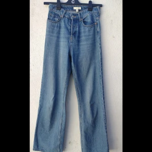 Utsvängda jeans från H&M - Jeansen har ingen gylf utan 4 kanppar istället, 3 av de syns inte när man har på sig dem. De är även längre än de flesta byxor och passar bra på mig som är 172cm. Säljs för att de inte längre passar vid midjan. 