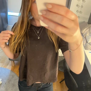 Tröja från Gina tricot - Brun kortärmad tröja från Gina tricot. Superfin och passar till mycket