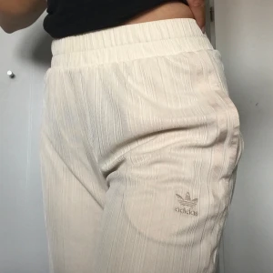 Adidas Byxor - Nästan oanvända så väldigt fint skick.