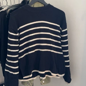 Randig stickad - En fin randig stickad tröja ifrån Gina Tricot! Storlek S men passar Xs också, mycket bra skick💕 skriv för fler frågor 