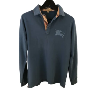 Burberry piké långärmad - Baby blue burberry piké långärmad i stravagant skick. Strlk S Retail: ca 400€  Vid frågor eller funderingar, tveka ej på att kontakta oss💬 Mvh